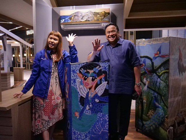 Rachmat Gobel mengunjungi pameran lukisan di selasar Ashta, sebuah mal eksklusif di kawasan SCBD di Jl Senopati, Jakarta Selatan.  Foto: Dok. Istimewa