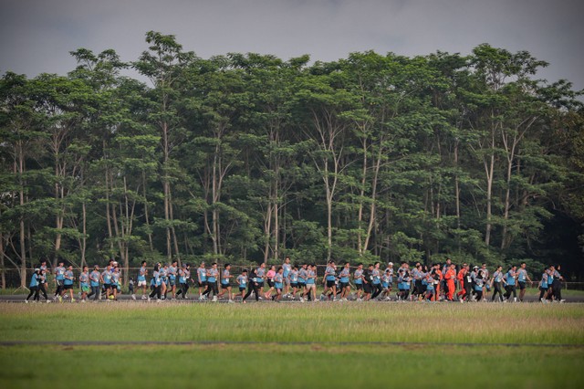 Peserta mengikuti lomba lari 21K, 10K dan 5K pada ajang Adisutjipto Urban Obstacle Run (AUOR) 2023 di kawasan Lanud Adisutjipto, Yogyakarta, Jawa Tengah, Minggu (3/12/2023). Foto: Jamal Ramadhan/kumparan