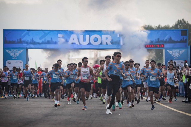 Peserta mengikuti lomba lari 21K, 10K dan 5K pada ajang Adisutjipto Urban Obstacle Run (AUOR) 2023 di kawasan Lanud Adisutjipto, Yogyakarta, Jawa Tengah, Minggu (3/12/2023). Foto: Jamal Ramadhan/kumparan