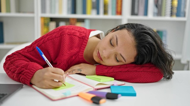 Ilustrasi Seseorang yang Sedang Tertidur Disaat Dosen Sedang Menjelaskan Materi di Depan Kelas. (Sumber: Frepik)