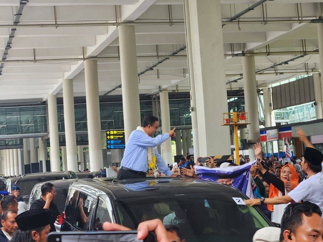 Anies Baswedan di Bandara Kualanamu, Deli Serdang, Sumatera Utara, Minggu (3/12/2023). Foto: Haya Syahira/kumparan