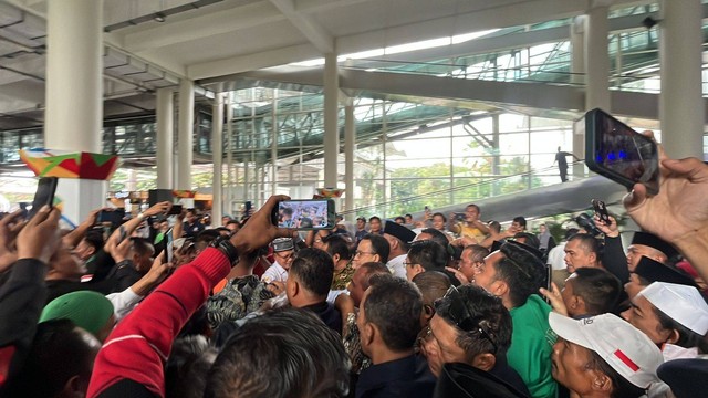 Anies Baswedan di Bandara Kualanamu, Deli Serdang, Sumatera Utara, Minggu (3/12/2023). Foto: Haya Syahira/kumparan