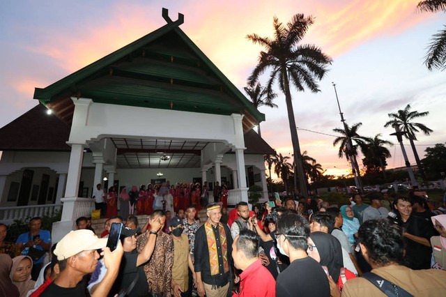 Ganjar Pranowo melakukan kunjungan ke Eks Istana Kesultanan Bima (Museum Asi Mbojo) di Kabupaten Bima, Nusa Tenggara Barat (NTB) pada lawatan kampanyenya, Sabtu (2/12/2023). Foto: Dok. Istimewa