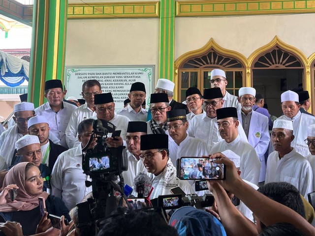 Capres nomor urut 1, Anies Baswedan, Haul Guru ke-21 Saidi Syekh H Amir Damsar Syarif Alam di Pondok Pesantren Persulukan Thariqat Naqsyabandiyah Jabal Qubis, Deli Serdang, Sumatra Utara, Minggu (3/12/2023). Foto: Haya Syahira/kumparan