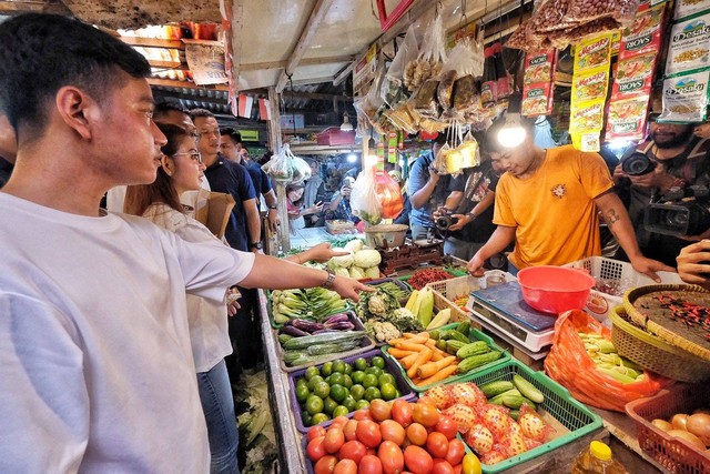 Cawapres nomor urut 2 Gibran Rakabuming Raha blusukan ke Pasar Rawasari, Cempaka Putih, lalu makan siang di Nasi Kapau di kawasan Senen,  Minggu (3/12/2023). Foto: Dok. Istimewa