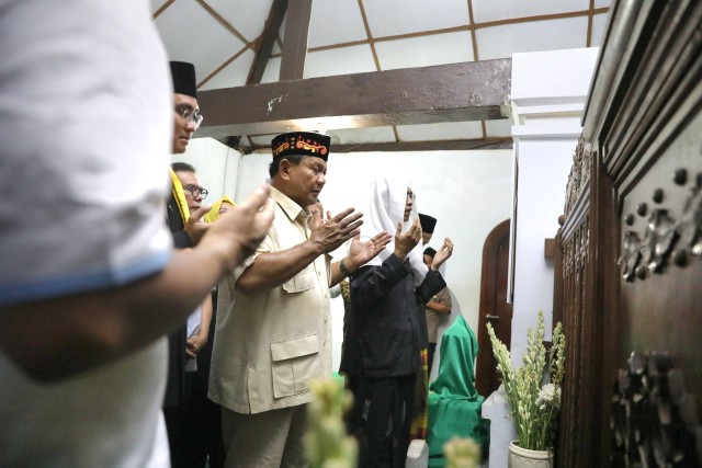 Calon presiden nomor urut 2 Prabowo Subianto  berziarah ke makam Sultan Maulana Hasanuddin saat kampanye di kawasan Masjid Agung Banten, Kota Serang, Banten, Minggu (3/12/2023). Foto: Dok. Istimewa