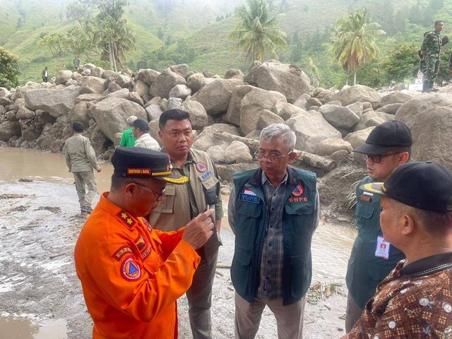 BPBD dan BPBD Sumut cari korban hilang akibat banjir di Humbang Hasundutan, Sumut. Foto: BNPB