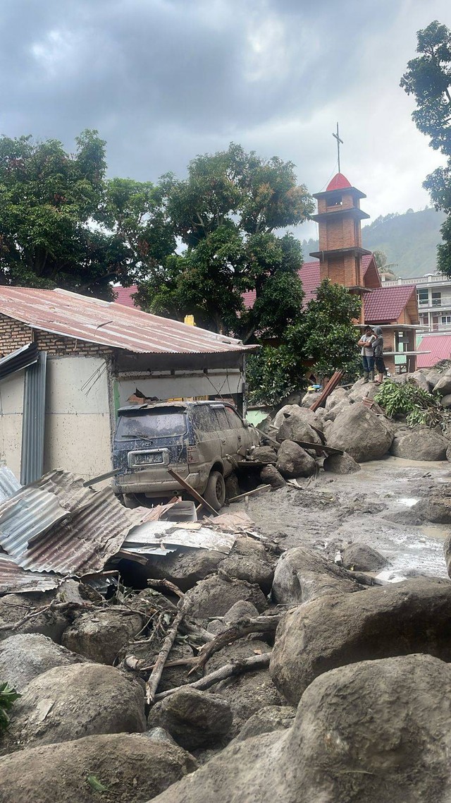 BPBD dan BPBD Sumut cari korban hilang akibat banjir di Humbang Hasundutan, Sumut. Foto: BNPB