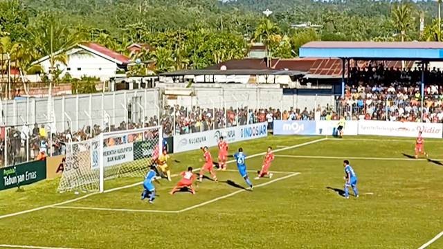 Laga antara PSBS Biak (baju biru) melawan Sulut United (baju merah) di Stadion Cenderawasih Papua, Minggu (3/12).