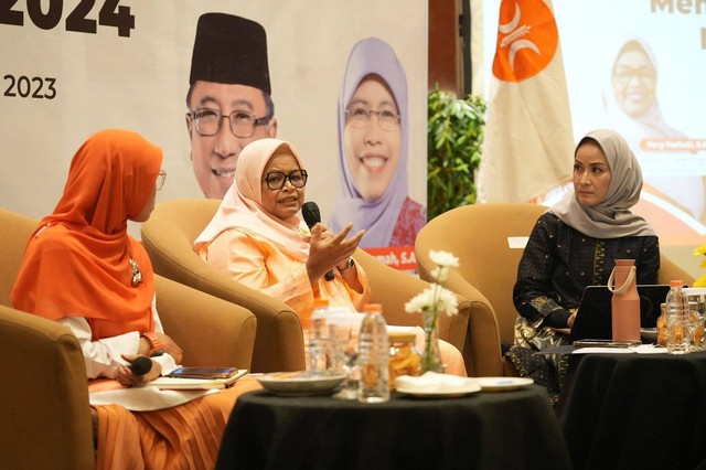 Istri Anies Baswedan, Fery Farhati menjadi pembicara di acara Sarasehan Perempuan Jawa Barat di Grand Hotel Preanger, Bandung, Jawa Barat, Minggu, (3/12/2023). Foto: Dok. Istimewa