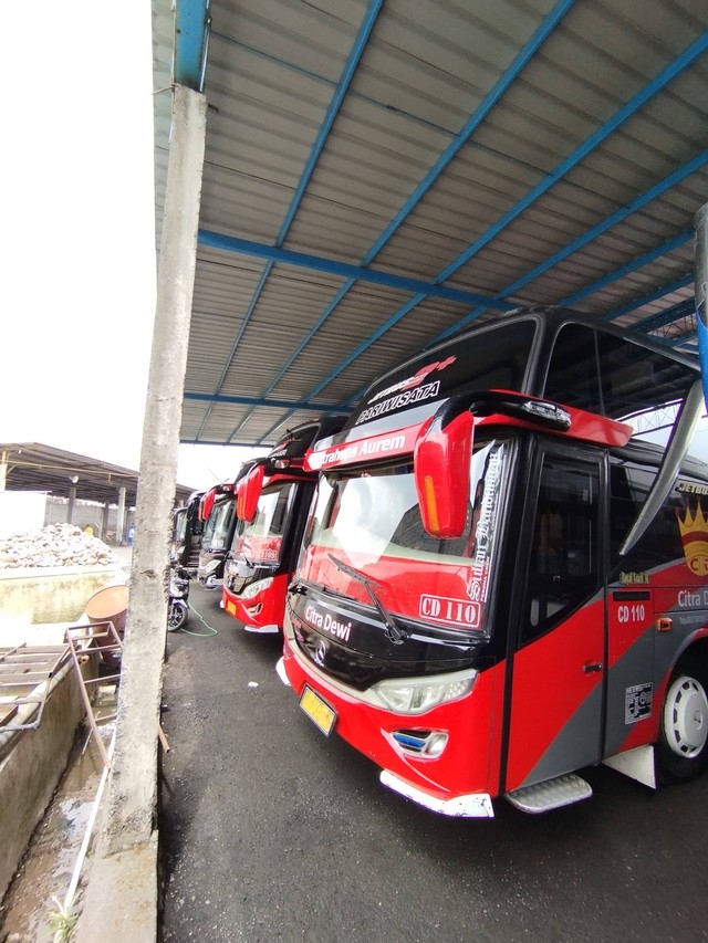 Foto Pribadi Transportasi darat berupa Bis