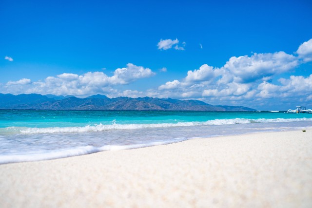 pantai pasir putih dan air laut yang jernih berwarna biru turkis salah satu pesona keindahan alam gili trawangan