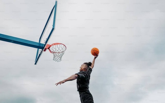Ilustrasi Apa yang Dimaksud dengan Istilah Slam Dunk dalam Permainan Bola Basket?  Sumber Unsplash/Arthur Edelmans