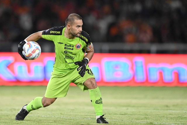 Penjaga gawang Persija Jakarta Andritany Ardhiyasa melempar bola saat melawan Persita Tangerang dalam lanjutan Liga 1 di Stadion Utama Gelora Bung Karno (SUGBK), Senayan, Jakarta, Minggu (3/12/2023). Foto: M Risyal Hidayat/ANTARA FOTO