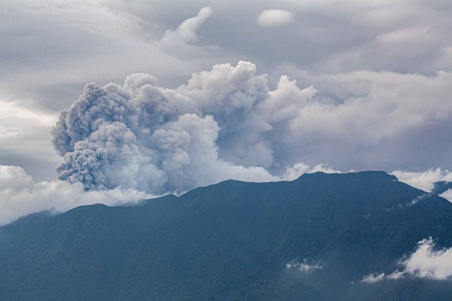 Gunung Marapi menyemburkan material vulkanik saat erupsi terlihat dari Tanah Datar di Sumatera Barat, Minggu (3/12/2023). Foto: ADI PRIMA / AFP