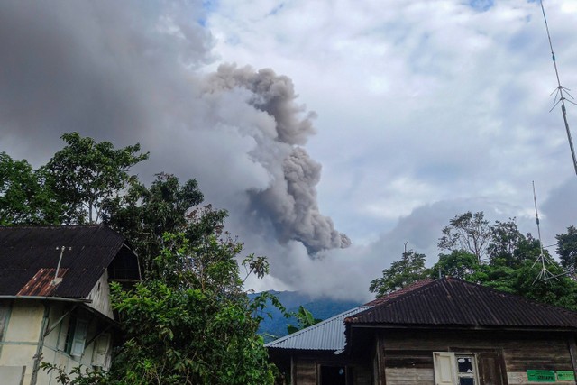 Gunung Marapi menyemburkan material vulkanik saat erupsi di Nagari Sungai Pua, Agam, Sumatera Barat, Minggu (3/12/2023). Foto: Septiyadi/ANTARA FOTO