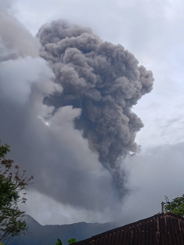 Gunung Marapi menyemburkan material vulkanik saat erupsi di Nagari Sungai Pua, Agam, Sumatera Barat, Minggu (3/12/2023).  Foto: Septiyadi/ANTARA FOTO