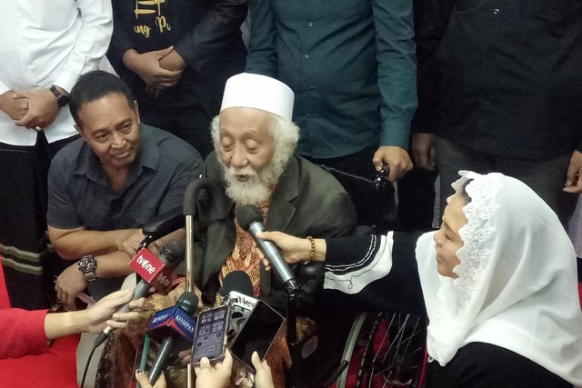 Abuya Muhtadi bersama Dewan Penasihat TPN Ganjar-Mahfud, Yenny Wahid dan Wakil Ketua TPN Ganjar-Mahfud, Andika Perkasa melakukan konferensi pers usai melakukan pertemuan di Gedung High End, Kebon Sirih, Jakarta Pusat, Minggu (3/12/2023). Foto: Fadlan/kumparan