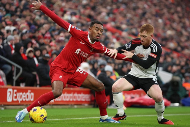 Pemain Liverpool Ryan Gravenberch berebut bola dengan pemain Fulham Harrison Reed pada pertandingan Liga Inggris di Anfield, Liverpool, Inggris, Minggu (3/12/2023). Foto: Phil Noble/REUTERS