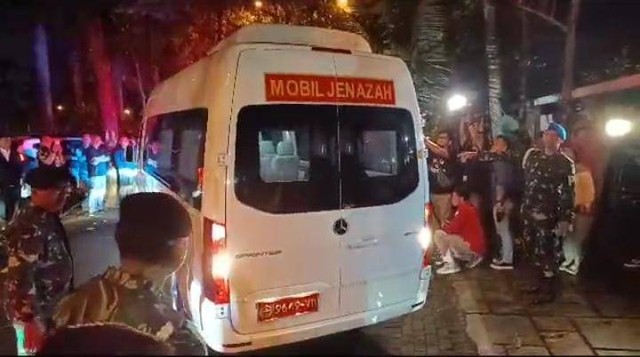 Jenazah mantan Kepala BNBP Doni Monardo tiba di rumah duka Jalan Bukit Golf Lengkong Karya, Kecamatan Serpong Utara, Kota Tangerang Selatan, Minggu, (3/12/2023). Foto: Dok. Istimewa