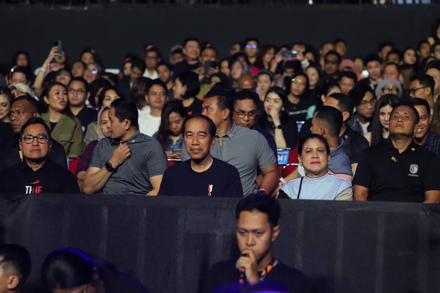 Presiden Joko Widodo bersama Ibu Iriana Joko Widodo menyaksikan penampilan NOAH dalam konser bertajuk 'The Great Journey of Noah' di Beach City International Stadium, Ancol, Jakarta, Minggu (3/12/2023). Foto: Iqbal Firdaus/kumparan