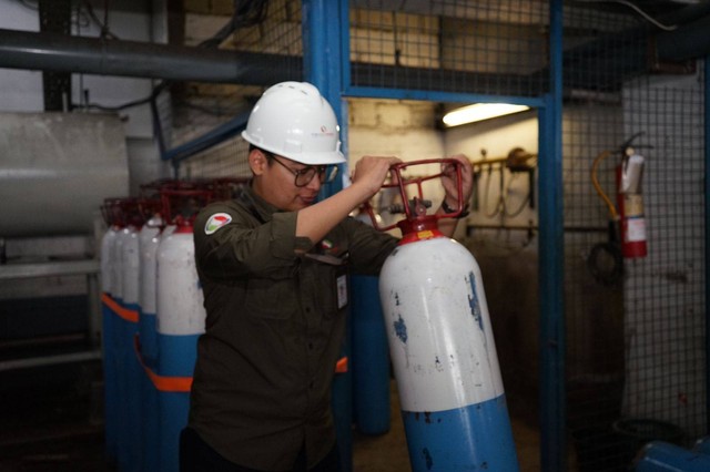 Petugas hendak menempatkan tabung yang berisi gas bumi non-pipa Compressed Natural Gas (CNG) di tempat penyimpanan PT MUJ Energi Indonesia. Foto: Istimewa