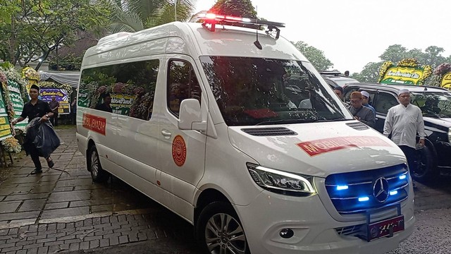 Ambulans pembawa jenazah eks Kepala BNPB Doni Monardo berangkat menuju Mako Kopassus, Cijantung, Jakarta Timur dari rumah duka di BSD Serpong, Tangsel, Senin (4/12/2023). Foto: Fadlan/kumparan