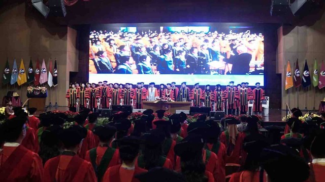 Universitas Pelita Harapan (UPH) menggelar wisuda Tahun Akademik (TA) 2022/2023 pada 1 Desember 2023, memperingati kelulusan 1.728 wisudawan-wisudawati untuk periode Semester Genap di Grand Chapel, UPH Kampus Lippo Village, Tangerang.