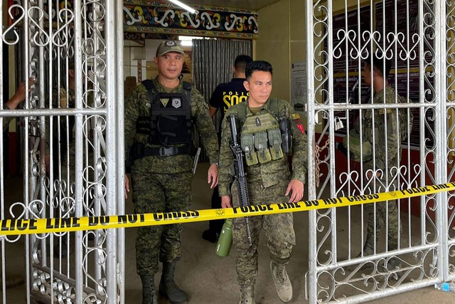 Tentara berjaga di pintu masuk gimnasium saat penyelidik mencari bukti usai serangan bom di Universitas Negeri Mindanao di Marawi, provinsi Lanao del sur, Filipina pada Minggu (3/12/2023). Foto: Merlyn Manos/AFP