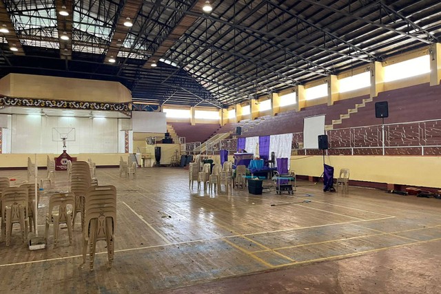 Kondisi gimnasium setelah serangan bom di Universitas Negeri Mindanao di Marawi, provinsi Lanao del sur pada Minggu (3/12/2023). Foto: Merlyn Manos/AFP