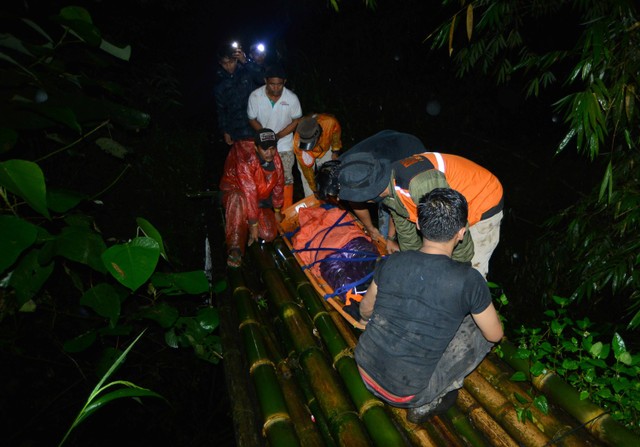 Tim SAR melakukan evakuasi korban erupsi Gunung Marapi yang mengalami luka bakar di jalur pendakian proklamator, Nagari Batu Palano, Agam, Sumatera Barat, Senin (4/12/2023) dini hari. Foto: Iggoy el Fitra/Antara Foto