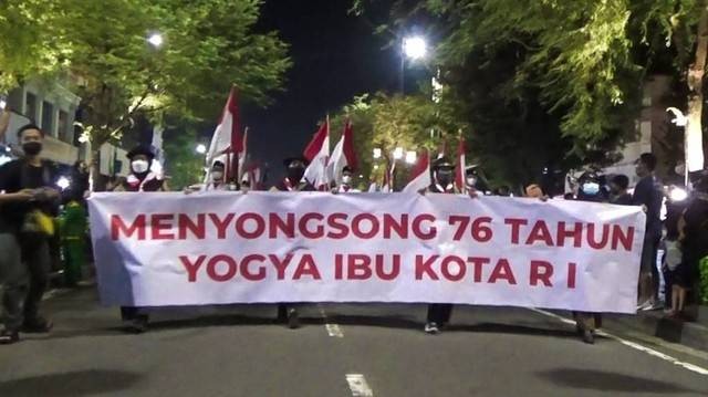 Defile atau parade bregada rakyat Jogjakarta memperingati 76 tahun Jogjakarta Ibukota Republik Indonesia pada Senin (3/1/2022) malam di Malioboro. Foto: Istimewa