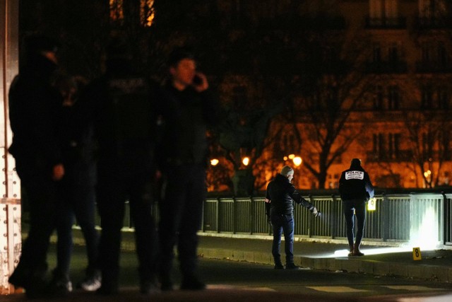 Polisi memeriksa lokasi penikaman di Paris, Prancis pada Sabtu (2/12/2023). Foto: Dimitar Dilkoff/AFP