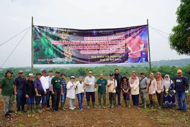 Wujudkan Orchard Buah-Buahan, IPB Tanam Perdana Buah Alpukat dan Lengkeng