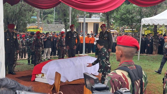 Prosesi pemakaman Mantan Kepala BNPB Letjen TNI (Purn) Doni Monardo di TMP Kalibata, Senin (4/12/2023). Foto: Annisa Thahira Madina/kumparan