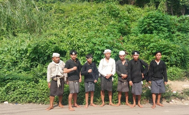 Sekelompok warga Baduy Dalam dengan mengenakan pakain khasnya. Foto: koleksi pribadi