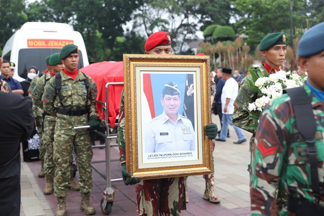 Suasana prosesi pemakaman mantan Ketua BNPB Doni Monardo di TMP Kalibata, Senin (4/12/2023). Foto: Iqbal Firdaus/kumparan