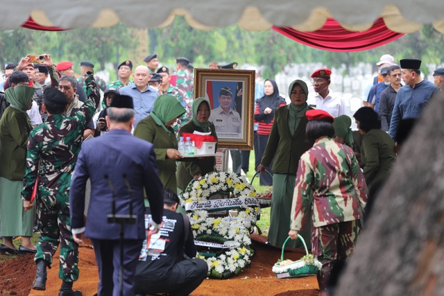 Keluarga melakukan tabur bunga saat prosesi pemakaman mantan Ketua BNPB Doni Monardo di TMP Kalibata, Senin (4/12/2023). Foto: Iqbal Firdaus/kumparan