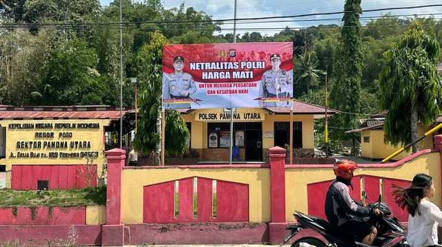 Pemasangan spanduk netralitas polri di polsek  jajaran polres poso