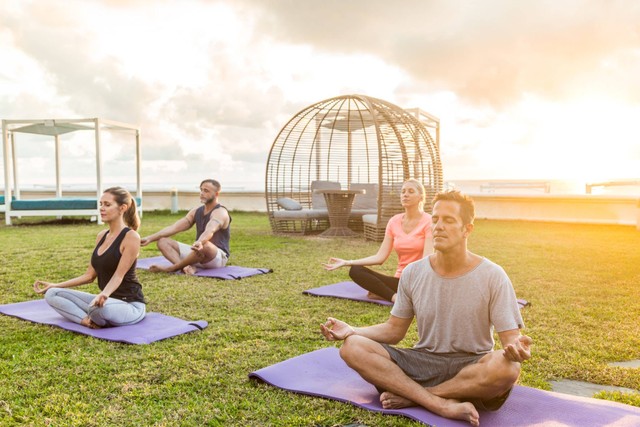 Ilustrasi tempat yoga di Bali. Sumber: Unsplash/ Jose Vazquez. 