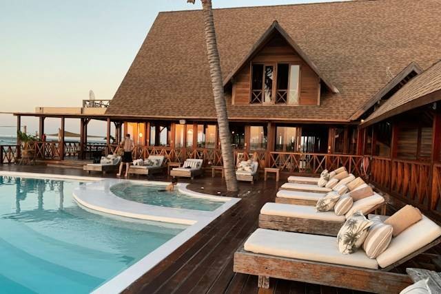 Ilustrasi hotel dengan infinity pool di Ubud. Sumber: Unsplash/Edvin Johansson