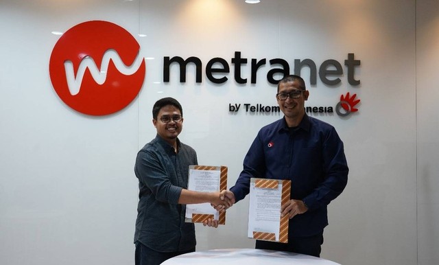 Direktur Bisnis Metranet, Faisal Yusuf (kanan) dan CEO Rakamin, Andika Deni Prasetya, usai penandatanganan kerja sama penguatan Business Operations Management antara Scala by Metranet (Scala) dan Rakamin, beberapa waktu lalu. Foto: Telkom