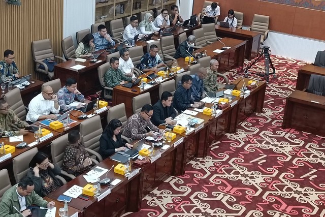 Menteri BUMN Erick Thohir rapat kerja dengan Komisi VI DPR RI, Senin (4/12/2023).
 Foto: Akbar Maulana/kumparan