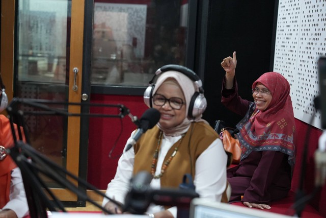 Istri capres Anies Baswedan, Fery Farhati dalam wawancara bertajuk 'Peran Perempuan Sebagai Penggerak Perubahan' di salah satu stasiun radio di Bandung, Jawa Barat, Minggu (3/12/2023). Foto: Dok. Istimewa