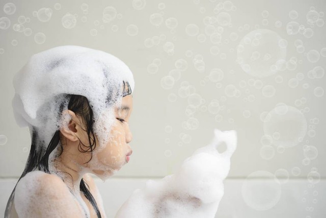 Ilustrasi anak mandi dengan sabun mandi. Foto: Shutterstock.
