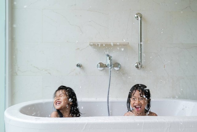 Ilustrasi anak mandi bersama. Foto: Shutterstock. 