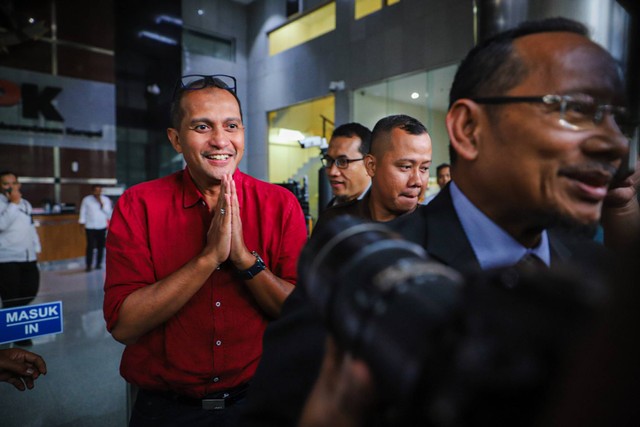 Wamenkumham Eddy Hiariej berjalan keluar usai menjalani pemeriksaan di Gedung Merah Putih KPK, Jakarta, Senin (4/12/2023).
 Foto: Iqbal Firdaus/kumparan