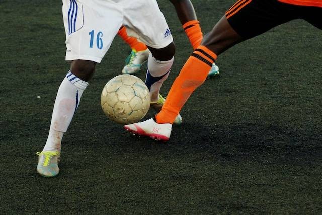 Ilustrasi Bentuk Latihan Variasi Menendang Bola. Foto: dok. Unsplash/Jannik Skorna