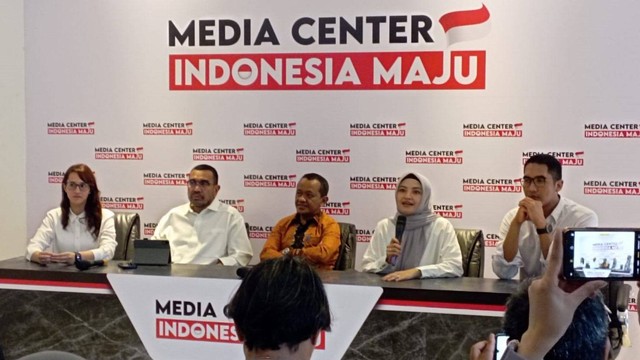 Menteri Investasi/Kepala BKPM Bahlil Lahadalia dalam konferensi pers peluncuran Media Center Indonesia Maju di Diponegoro 15A, Menteng, Jakarta Pusat, Senin (4/12/2023). Foto: Fadlan/kumparan