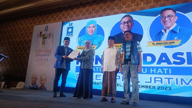 Ketua Umum PAN, Zulkifli Hasan memberikan surat rekomendasi kepada Khofifah Indar Parawansa untuk maju kembali di Pilgub 2024 saat acara konsolidasi caleg DPW PAN Jatim di Hotel Sheraton, Surabaya, Senin (4/12/2023). Foto: Farusma Okta Verdian/kumparan